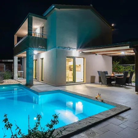Villa New Elegant With Pool Close To The Beach *