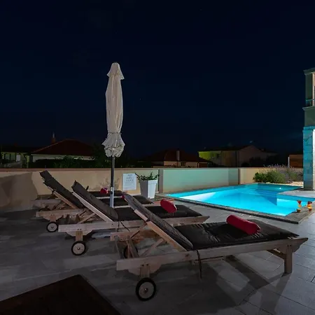 New Elegant With Pool Close To The Beach * Privlaka (Zadar)