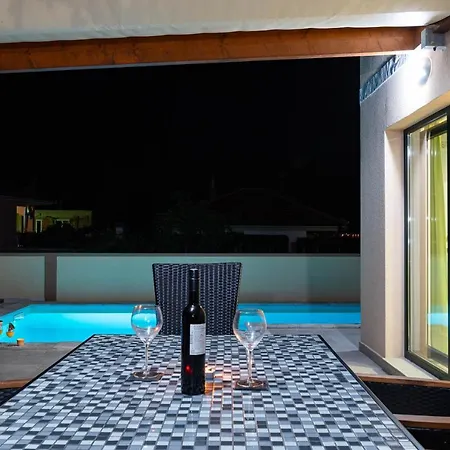 New Elegant With Pool Close To The Beach *