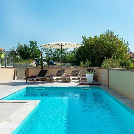 New Elegant With Pool Close To The Beach