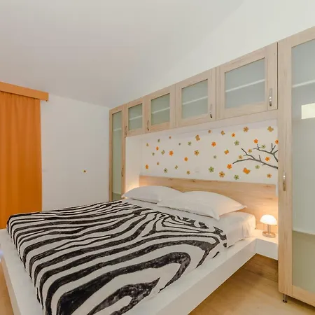 New Elegant With Pool Close To The Beach