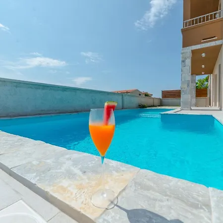New Elegant With Pool Close To The Beach Privlaka (Zadar)