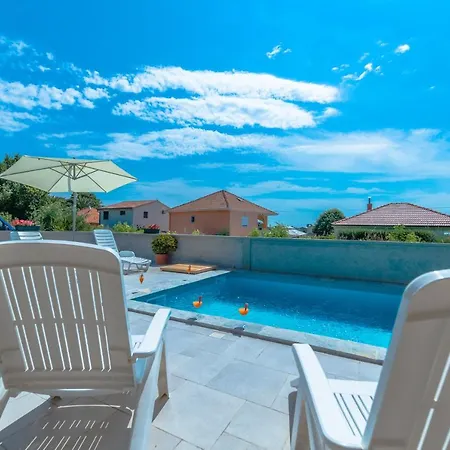 New Elegant With Pool Close To The Beach