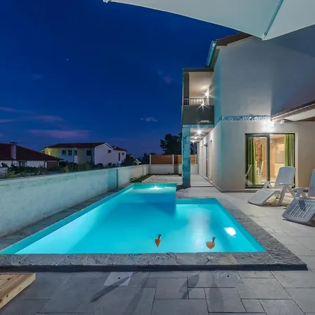 New Elegant With Pool Close To The Beach