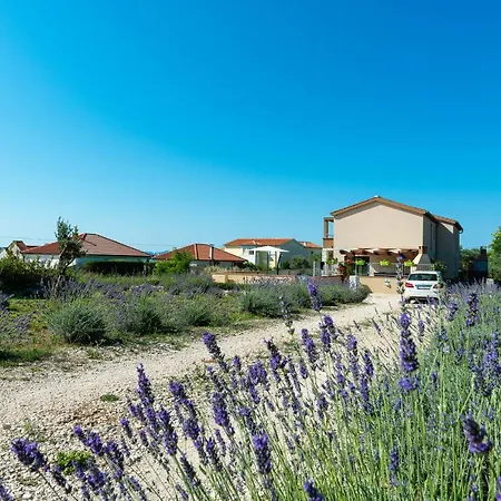 New Elegant With Pool Close To The Beach