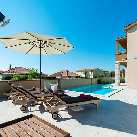 New Elegant With Pool Close To The Beach Privlaka (Zadar)