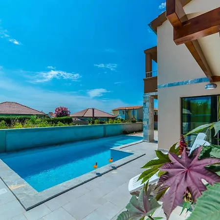 New Elegant With Pool Close To The Beach Villa