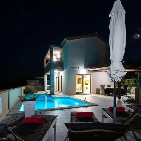 New Elegant With Pool Close To The Beach Privlaka (Zadar)