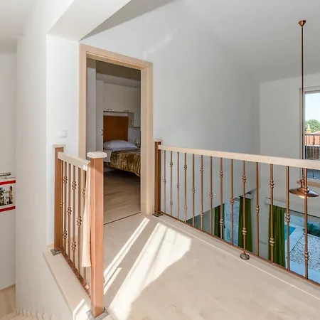 New Elegant With Pool Close To The Beach * Privlaka (Zadar)